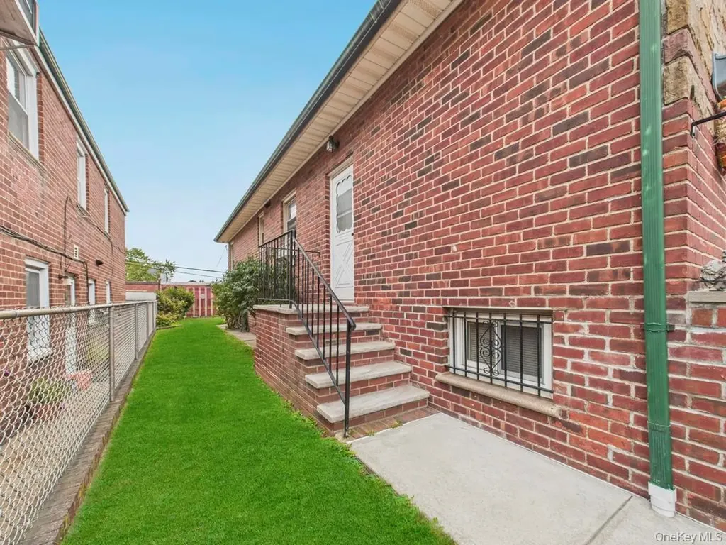 120-28 Graham Court Flushing NY 11354