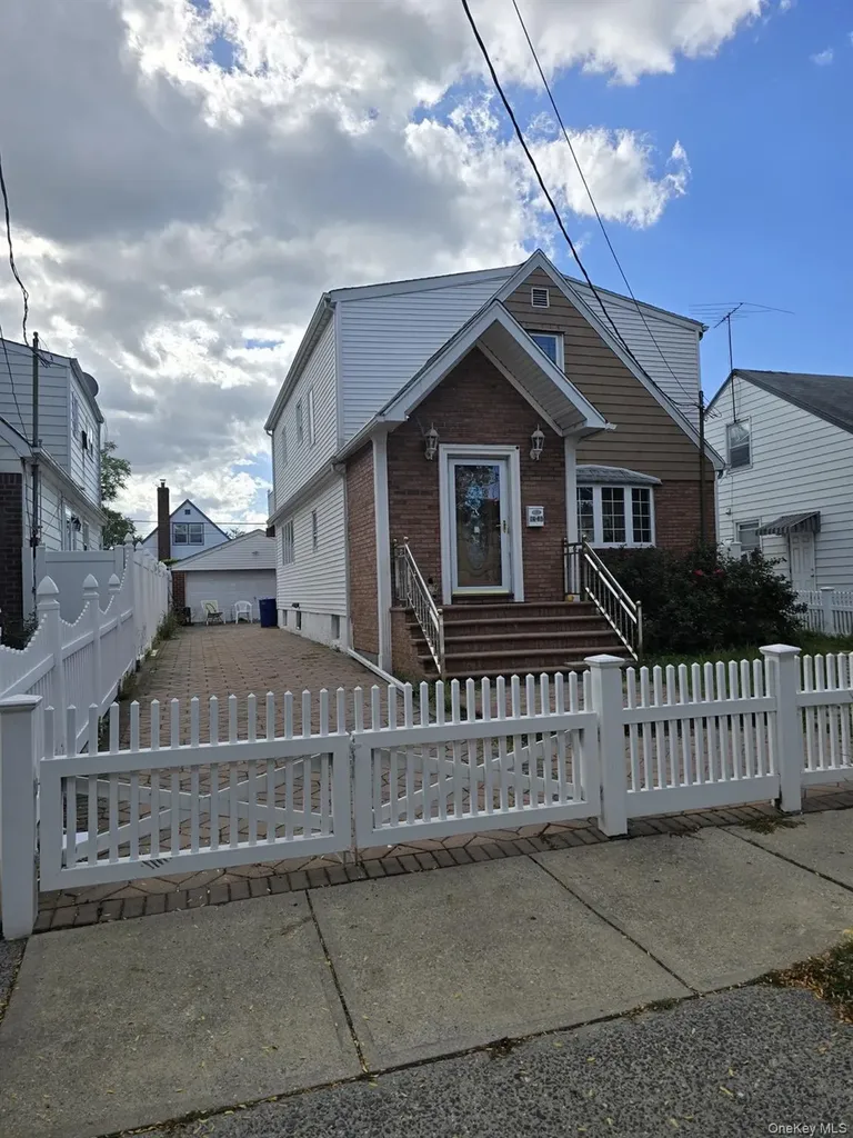 8336 E 268 Street Glen Oaks NY 11004