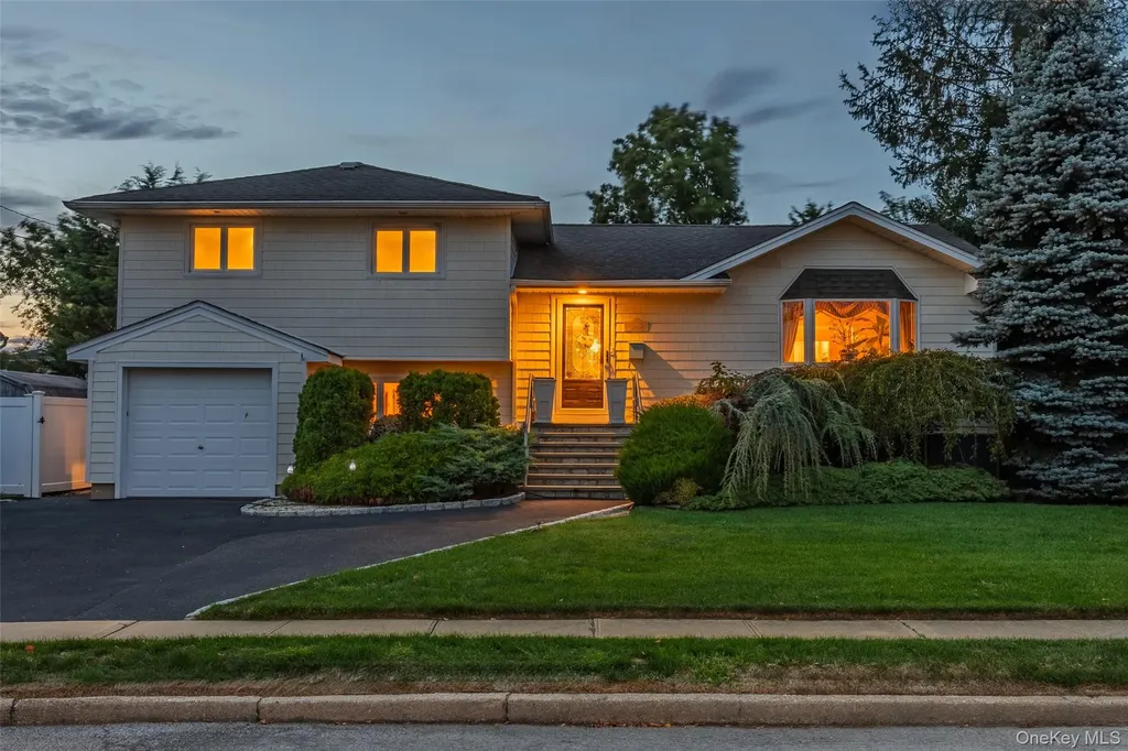 2495 Navy Place Bellmore NY 11710