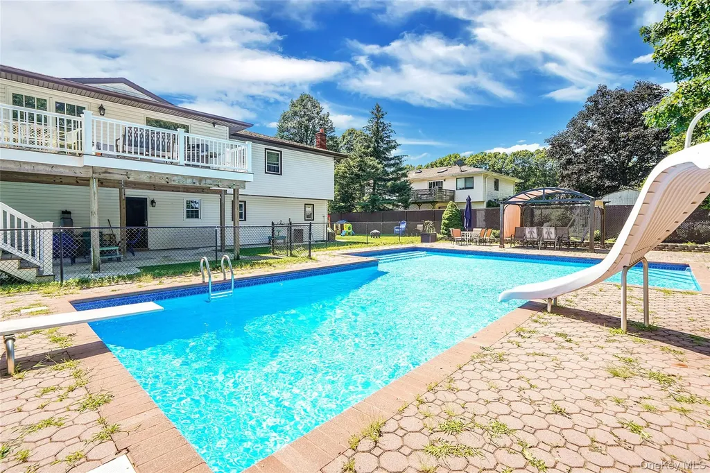 5 Hermart Lane Ronkonkoma NY 11779