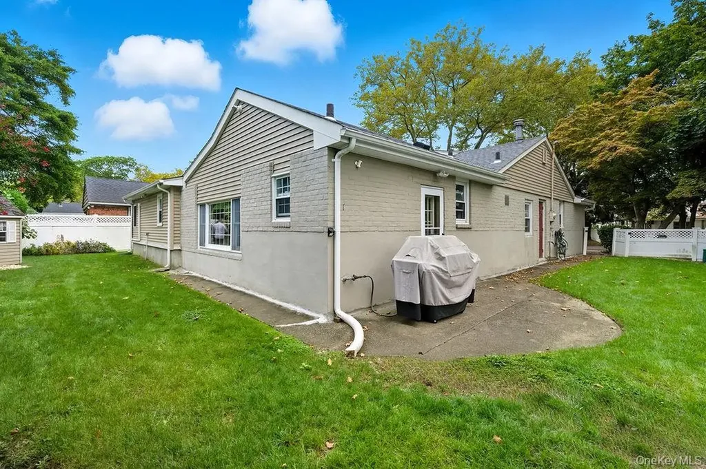 181 Tottenham Road Lynbrook NY 11563