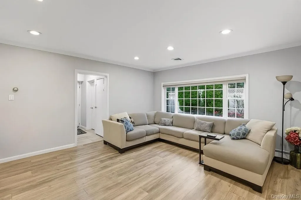 181 Tottenham Road Lynbrook NY 11563
