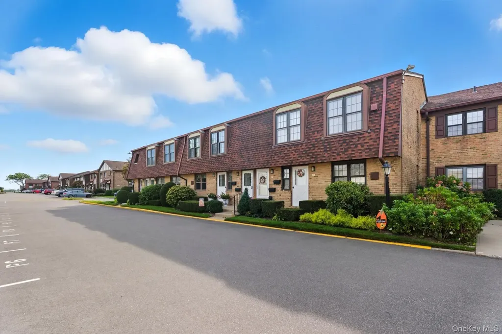 348 Mariners Way Copiague NY 11726