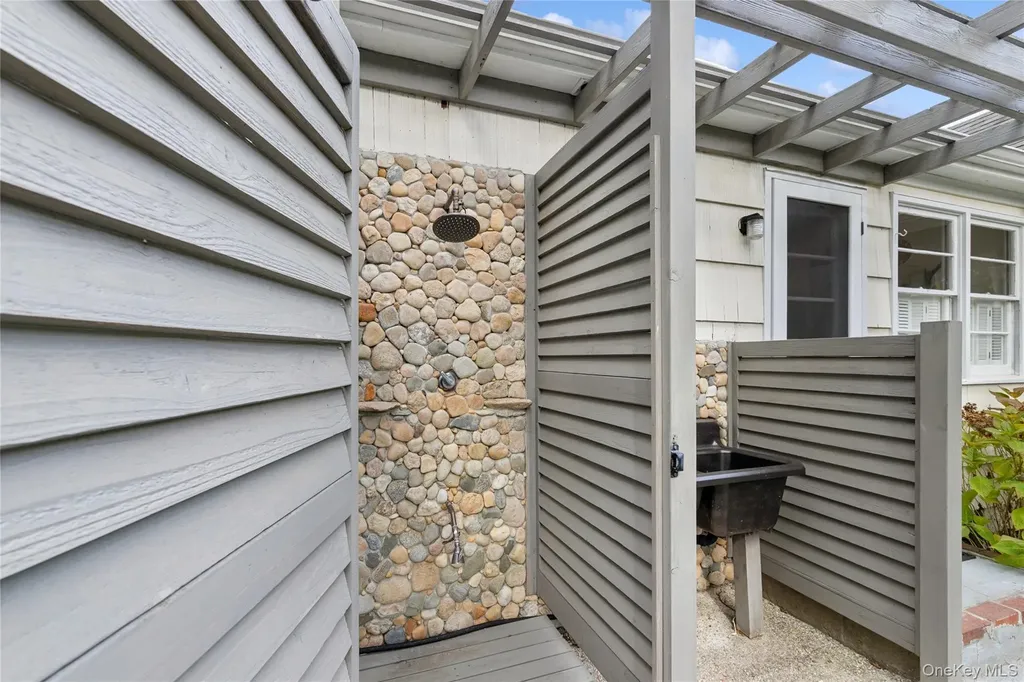 1181 Fireplace Road East Hampton NY 11937