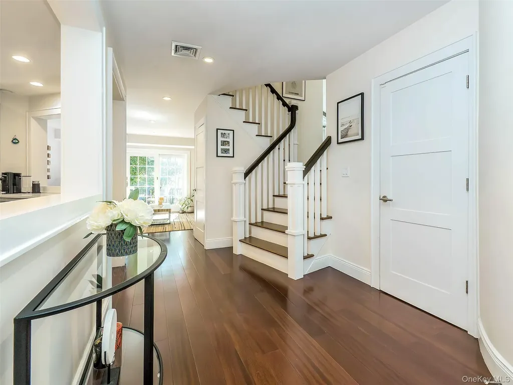 14 Combes Drive Manhasset NY 11030