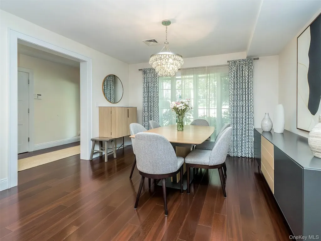 14 Combes Drive Manhasset NY 11030