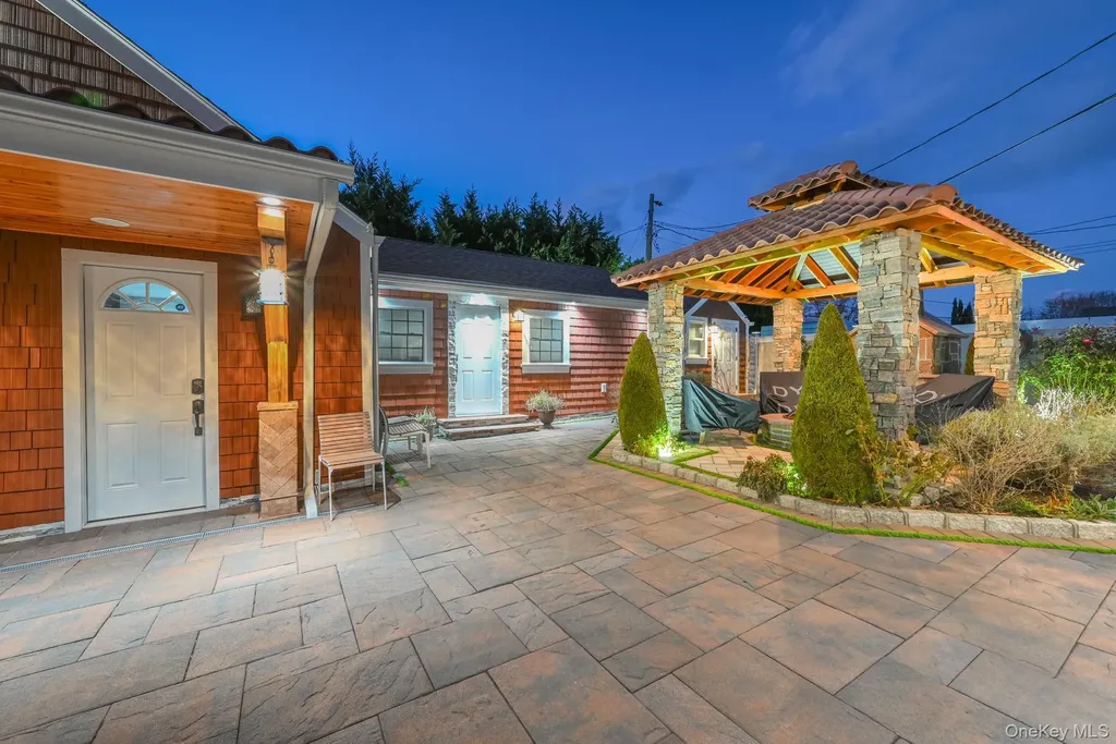 38 Quarry Lane Levittown NY 11756