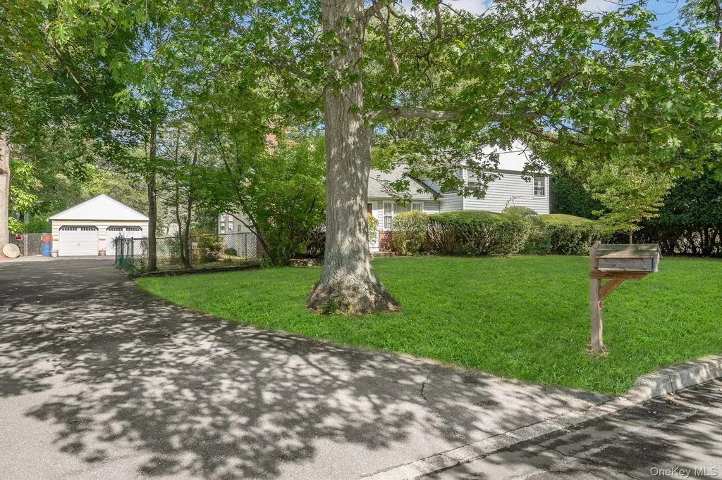 83 Sunrise Lane Smithtown NY 11787