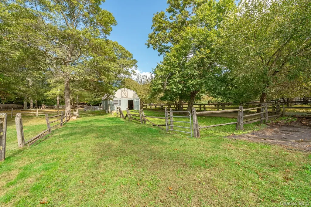 83 Sunrise Lane Smithtown NY 11787