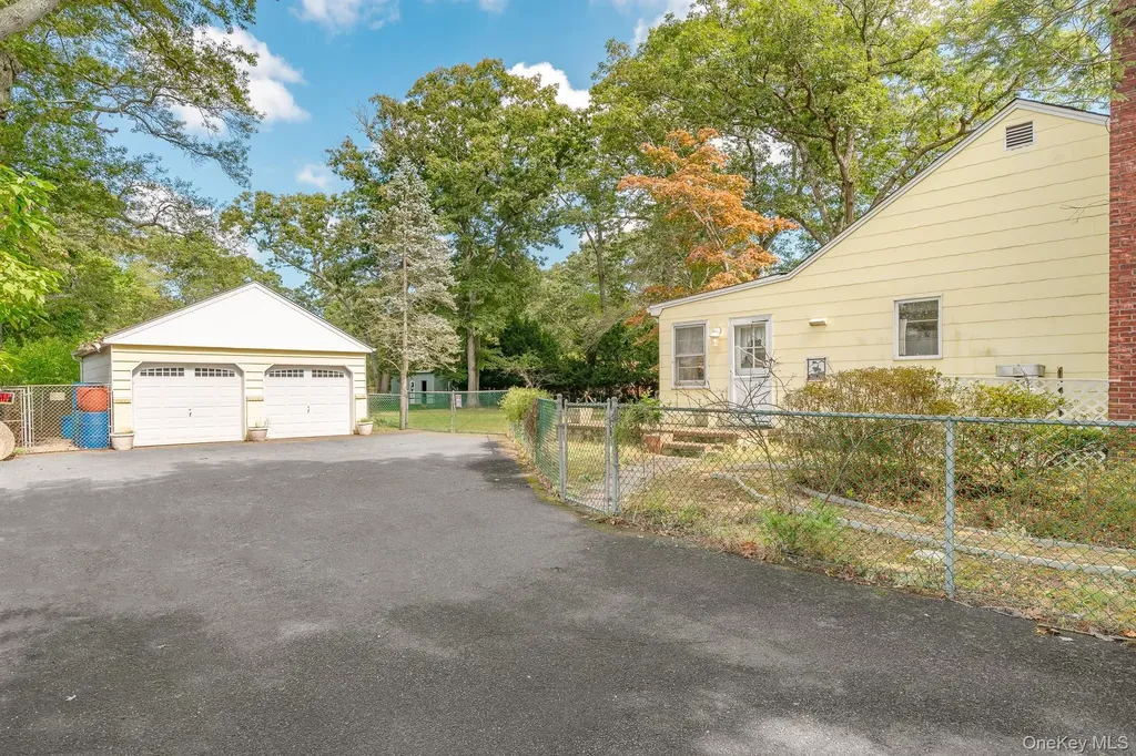 83 Sunrise Lane Smithtown NY 11787