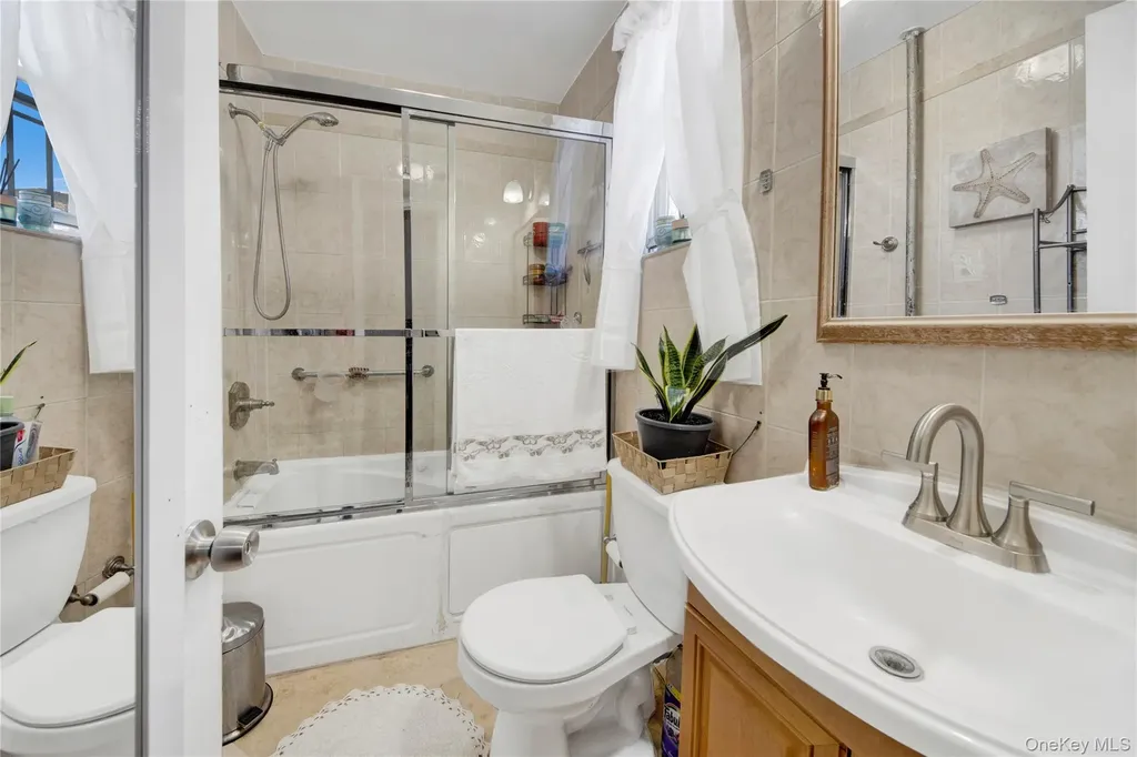 820 S Oak Drive Bronx NY 10467