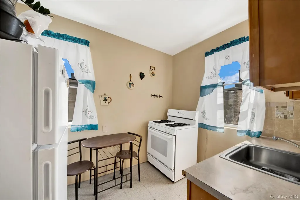 820 S Oak Drive Bronx NY 10467