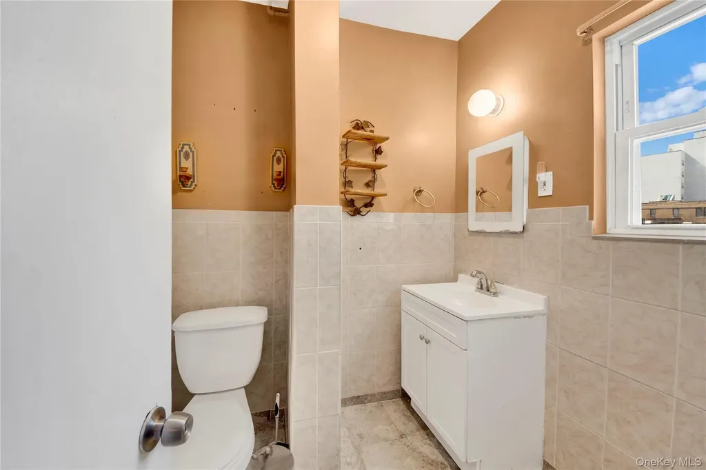820 S Oak Drive Bronx NY 10467