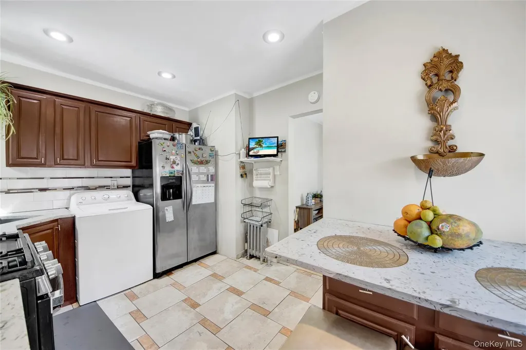 820 S Oak Drive Bronx NY 10467