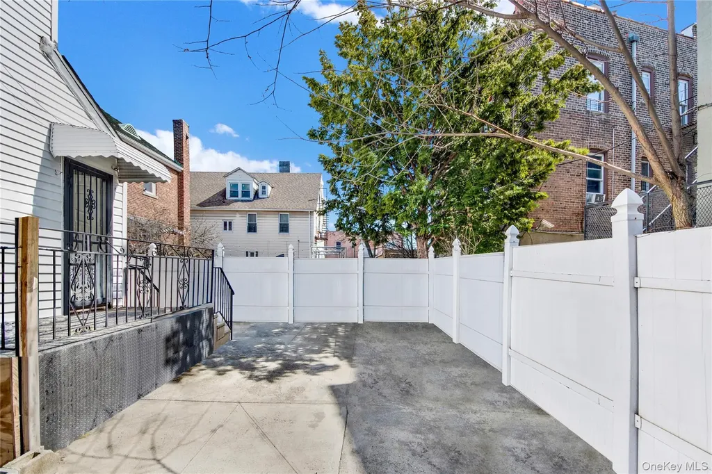 820 S Oak Drive Bronx NY 10467