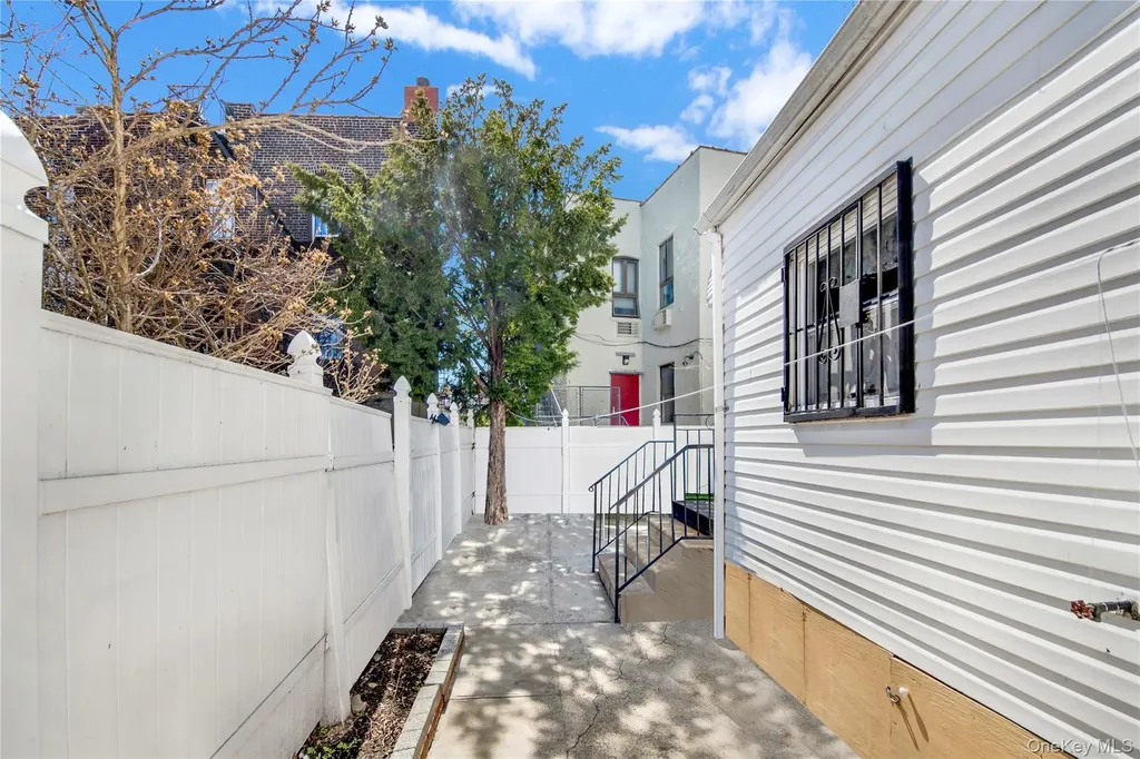 820 S Oak Drive Bronx NY 10467