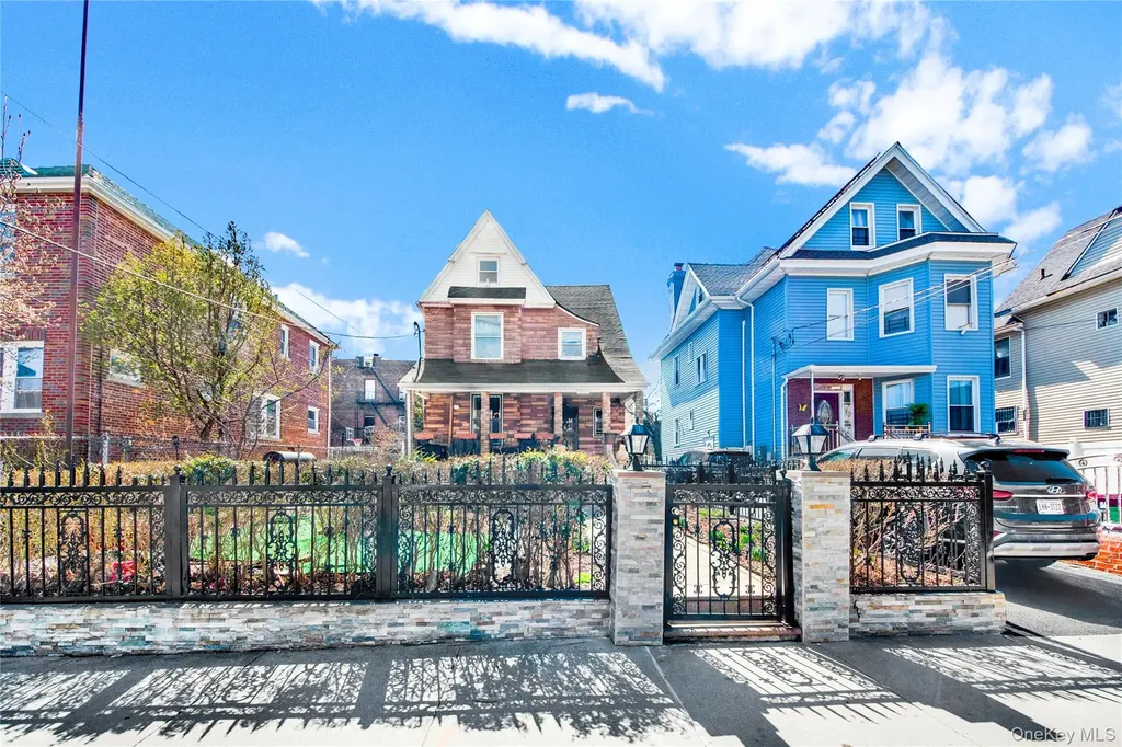 820 S Oak Drive Bronx NY 10467