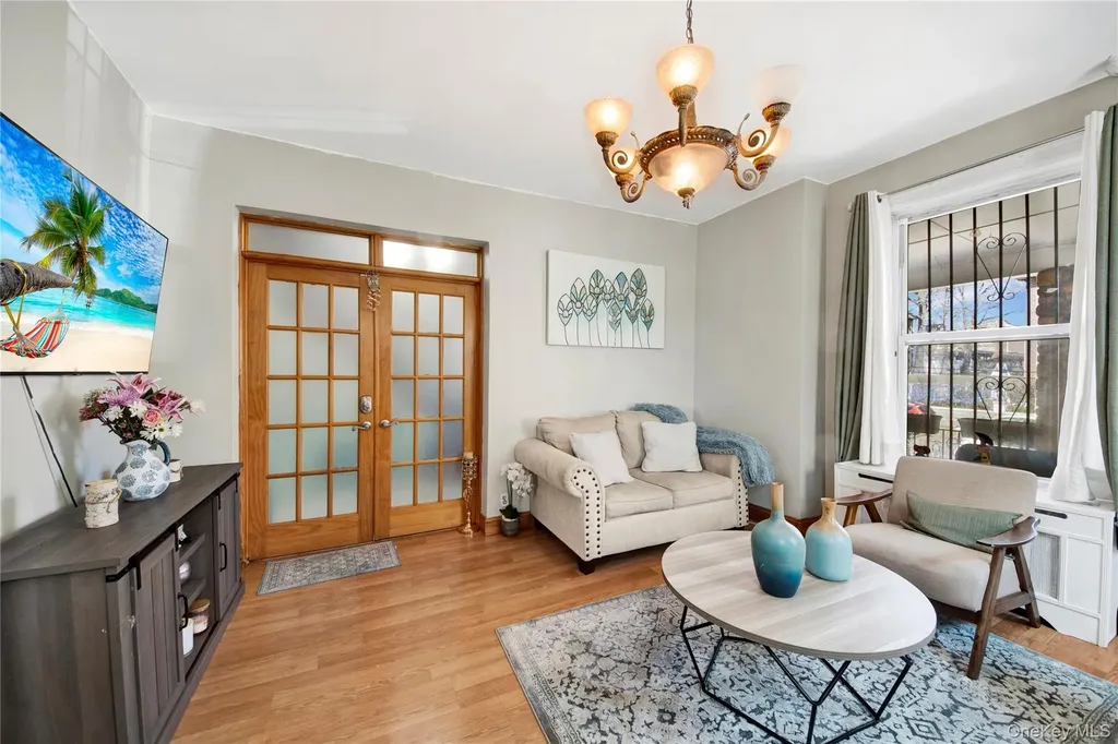 820 S Oak Drive Bronx NY 10467