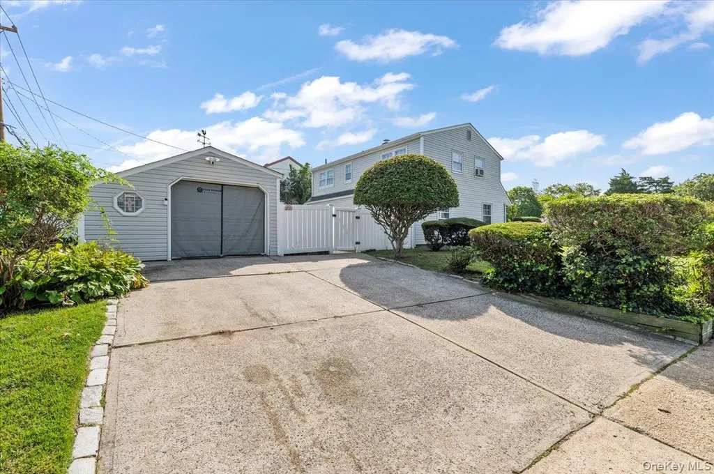 109 Periwinkle Road Levittown NY 11756