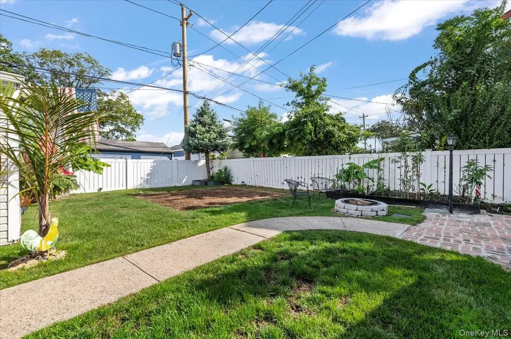109 Periwinkle Road Levittown NY 11756