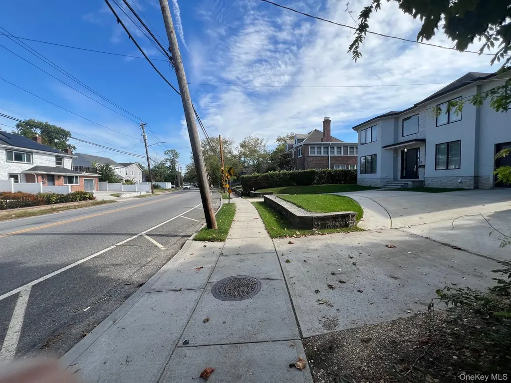 761 W Broadway Woodmere NY 11598