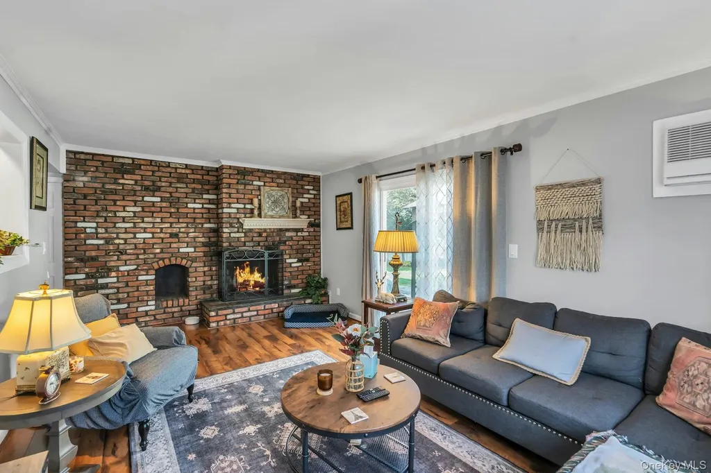 31 Sioux Drive Commack NY 11725