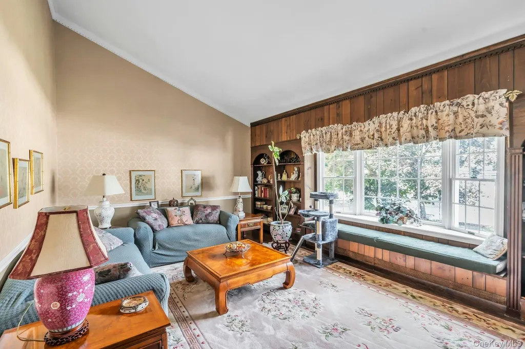 31 Sioux Drive Commack NY 11725