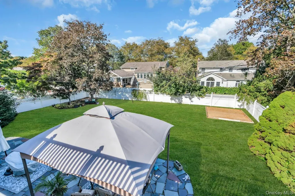 31 Sioux Drive Commack NY 11725