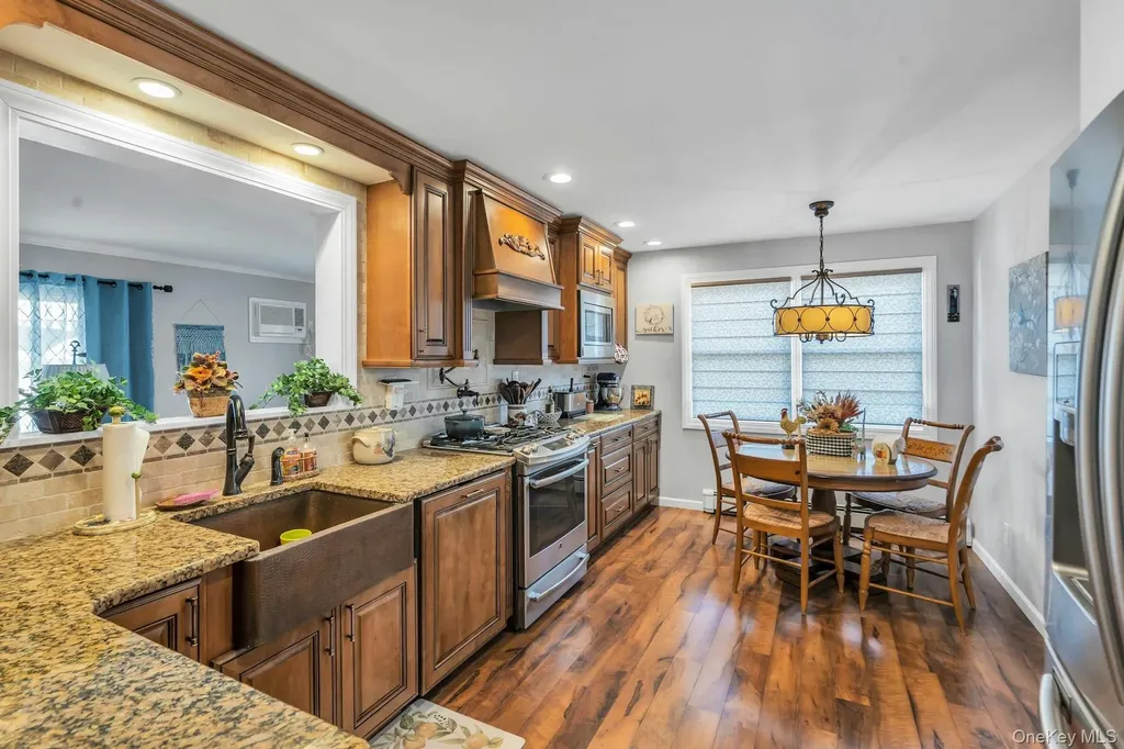 31 Sioux Drive Commack NY 11725