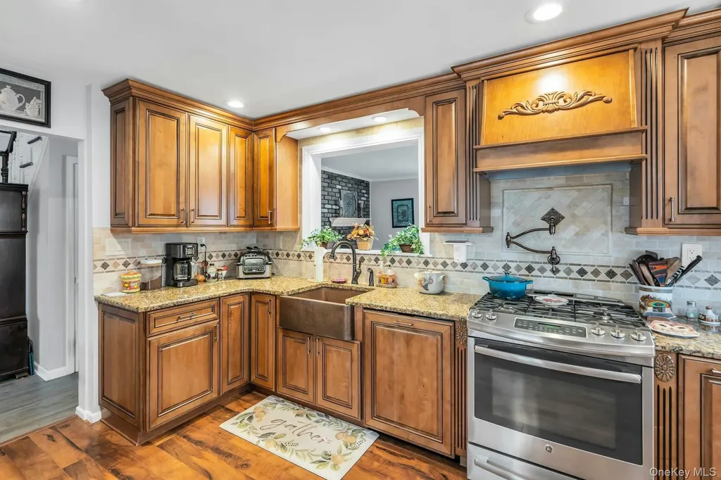 31 Sioux Drive Commack NY 11725