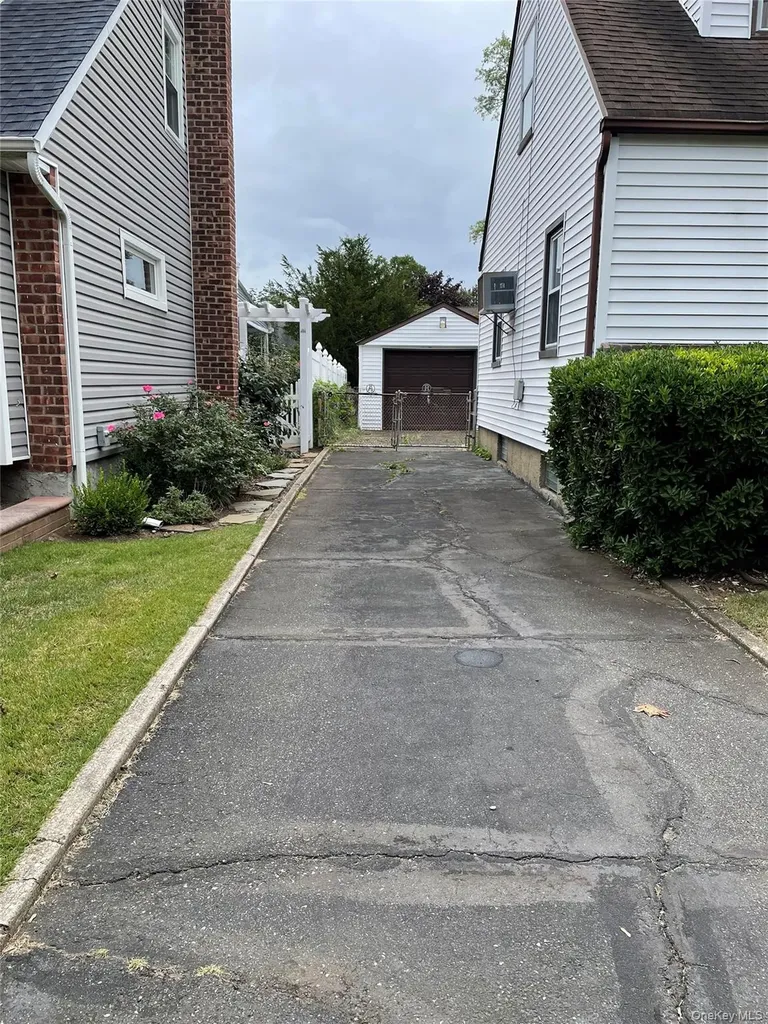 88 Acacia Avenue Hempstead NY 11550