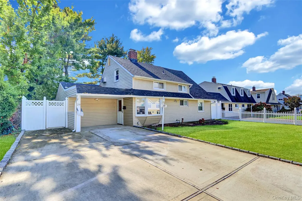 29 Walnut Lane Hicksville NY 11801