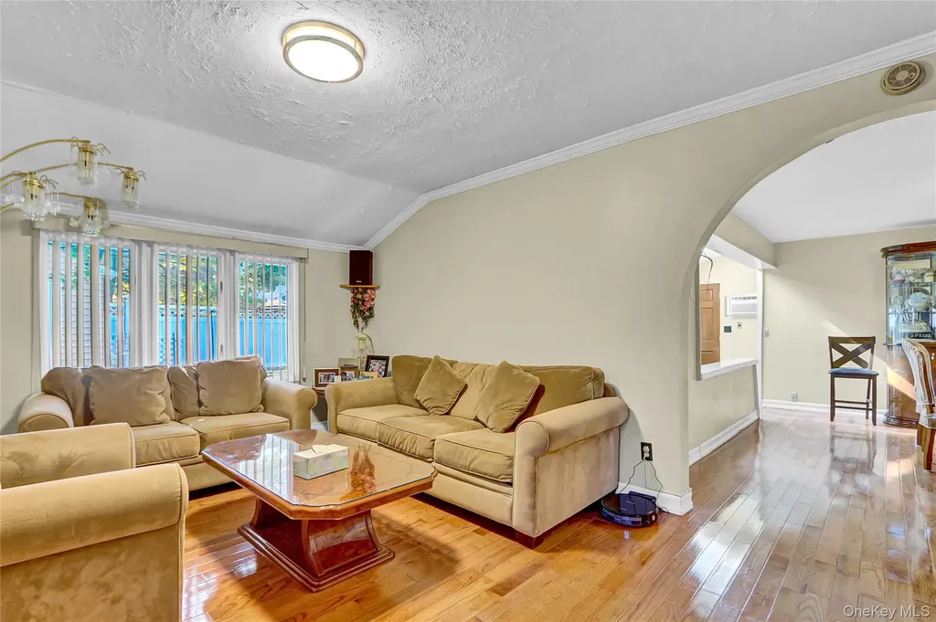 29 Walnut Lane Hicksville NY 11801