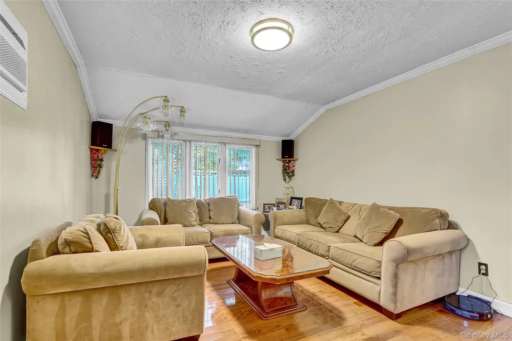 29 Walnut Lane Hicksville NY 11801
