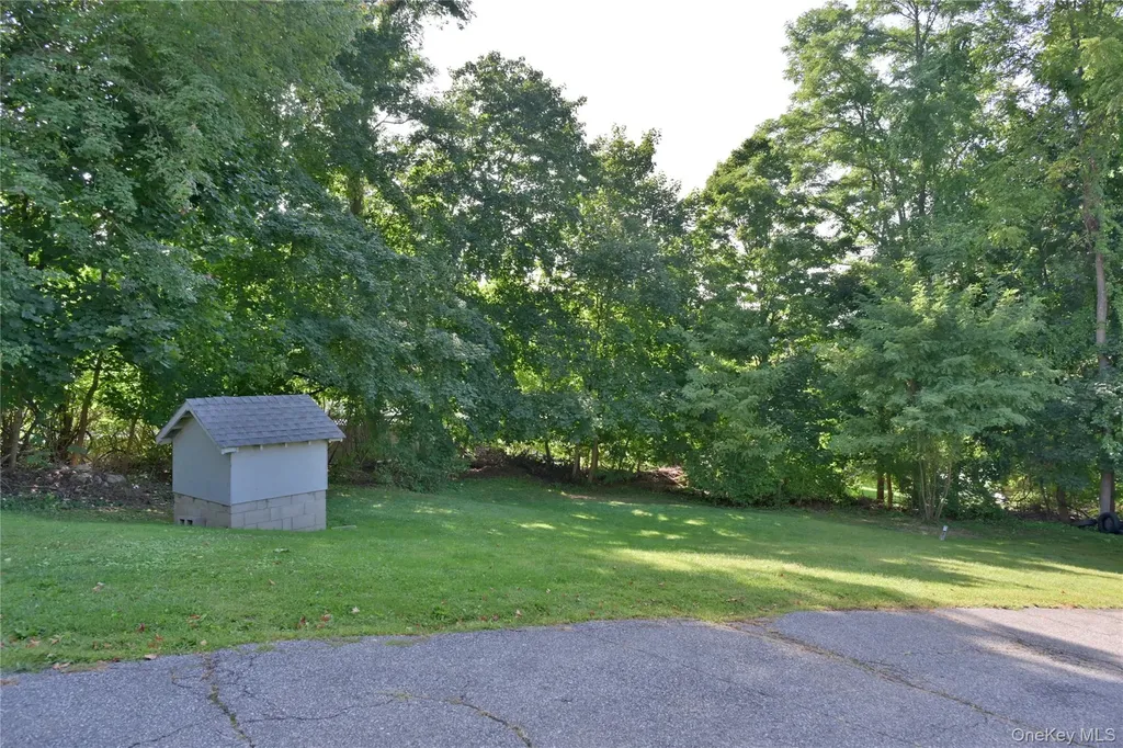 11 Lakeview Terrace Mahopac NY 10541