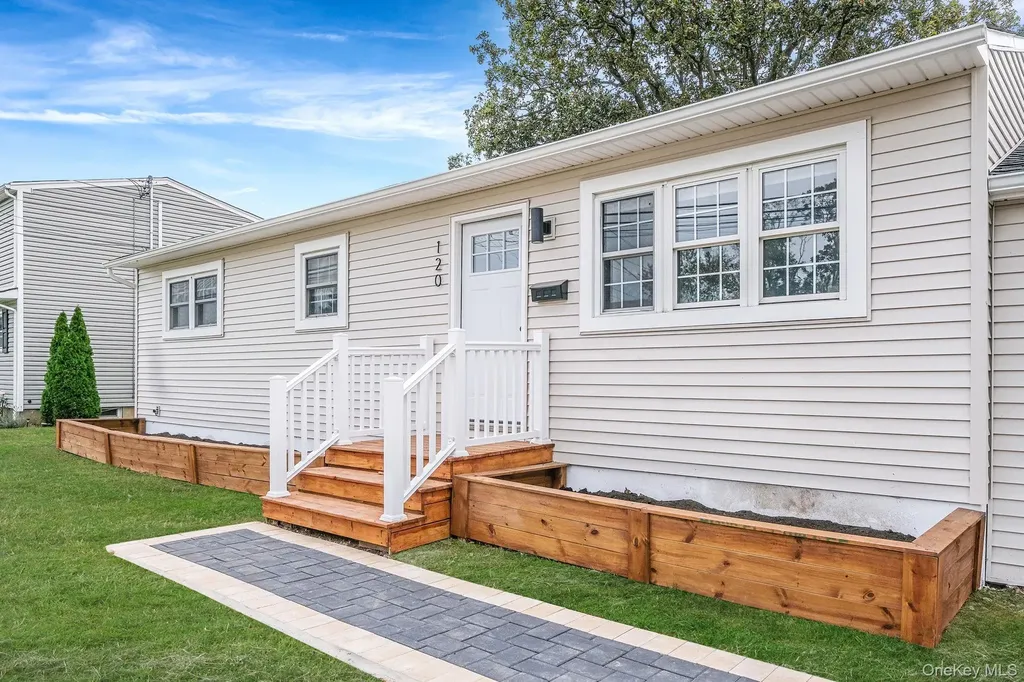 120 Manhattan Avenue West Babylon NY 11704