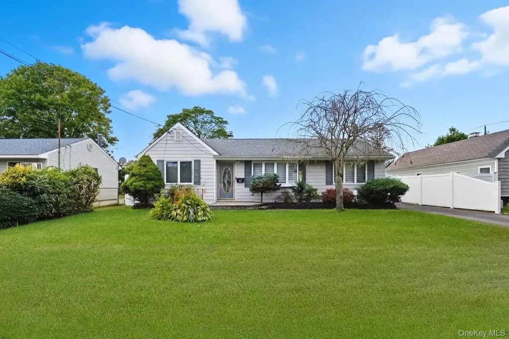 16 Burton Place Lindenhurst NY 11757