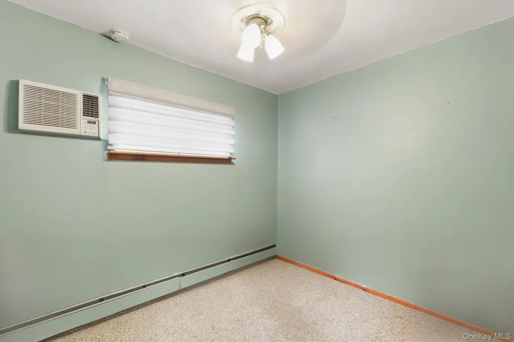 16 Burton Place Lindenhurst NY 11757