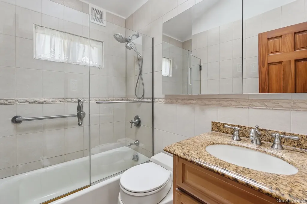 16 Burton Place Lindenhurst NY 11757