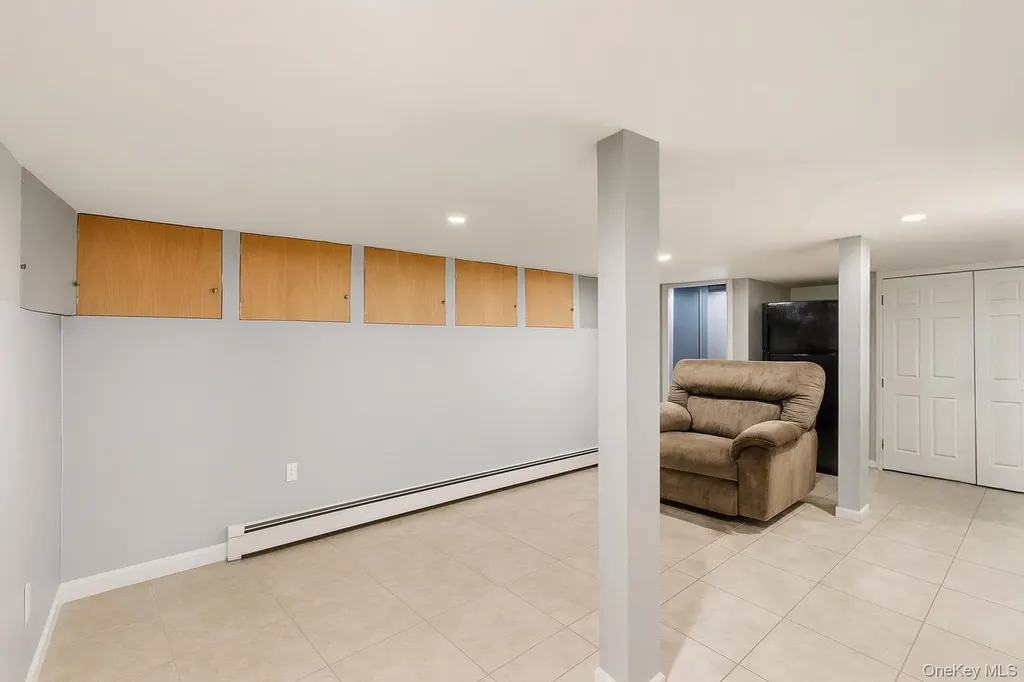 16 Burton Place Lindenhurst NY 11757
