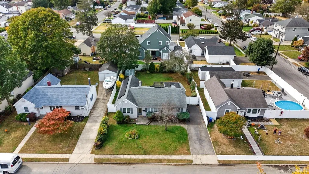 16 Burton Place Lindenhurst NY 11757