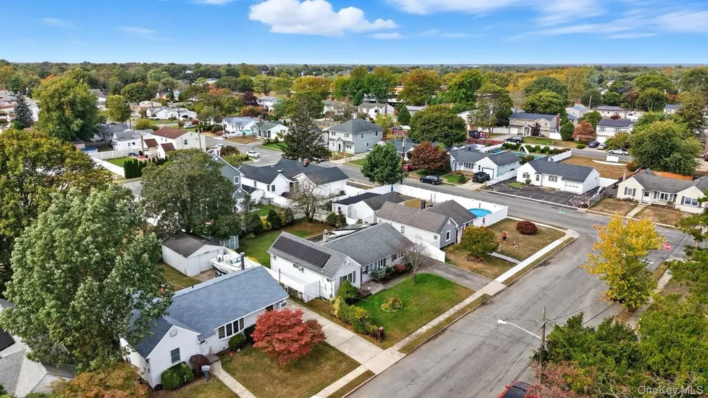 16 Burton Place Lindenhurst NY 11757