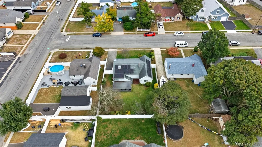 16 Burton Place Lindenhurst NY 11757