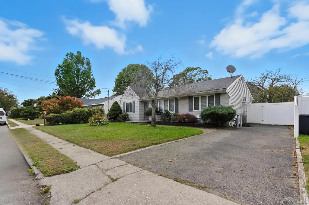 16 Burton Place Lindenhurst NY 11757