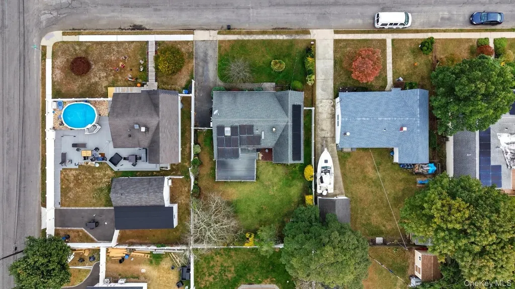 16 Burton Place Lindenhurst NY 11757
