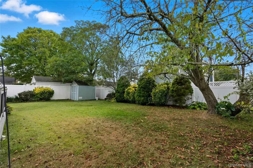 16 Burton Place Lindenhurst NY 11757