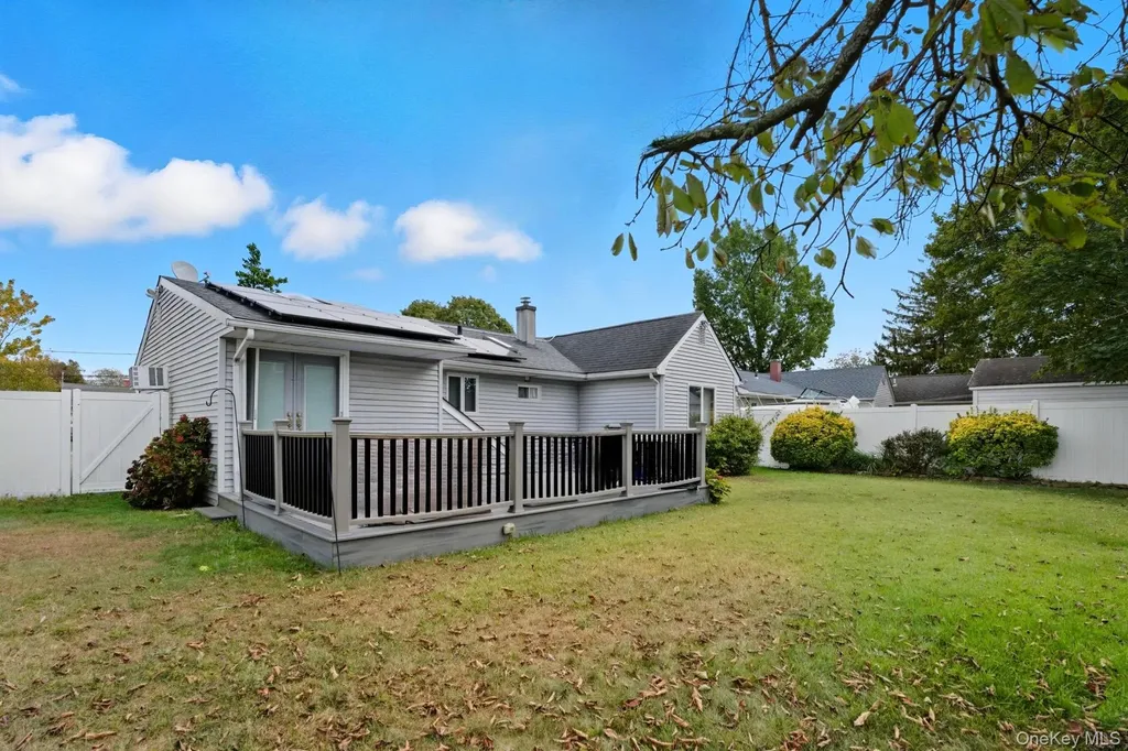 16 Burton Place Lindenhurst NY 11757