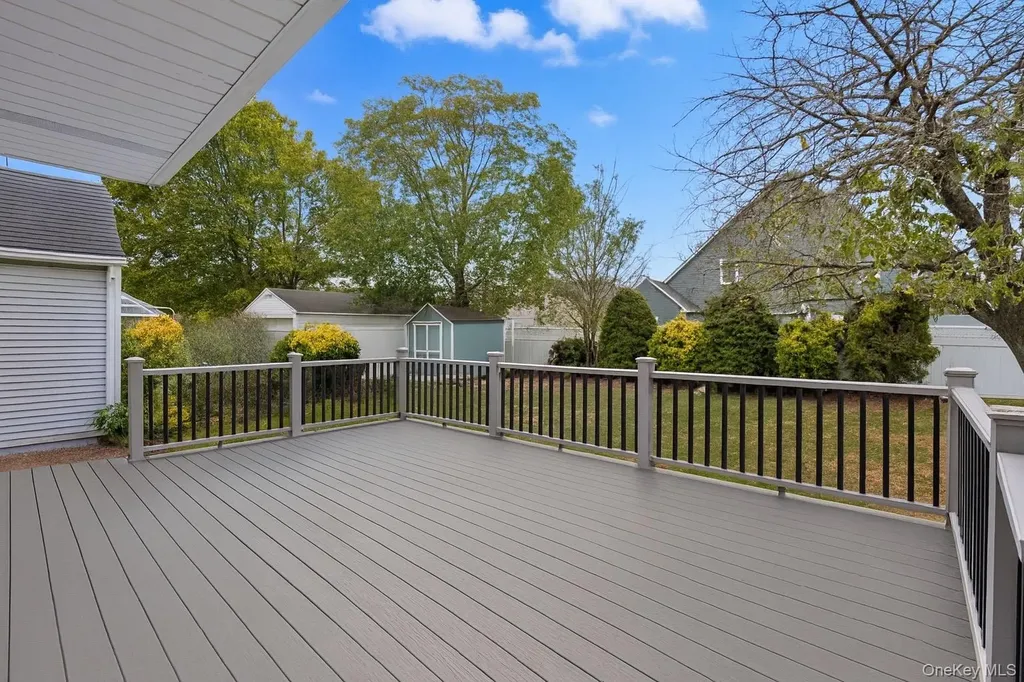 16 Burton Place Lindenhurst NY 11757