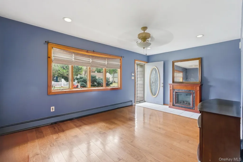 16 Burton Place Lindenhurst NY 11757