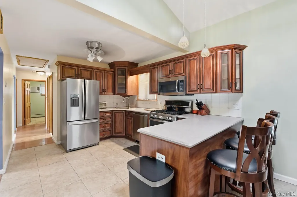 16 Burton Place Lindenhurst NY 11757